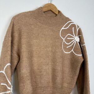 Gilli Floral Embroidered Tan Sweater Size Small